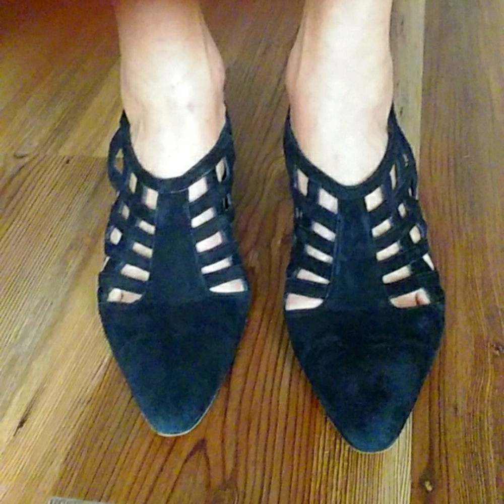 Gently worn ACADEMIA black suede shoe with a lattice front pointed toe. Sz 8 1/2